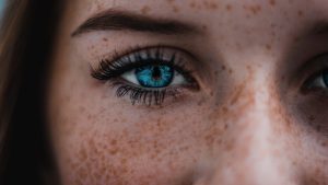 Diese innovative Mascara färbt deine Wimpern dauerhaft dunkel