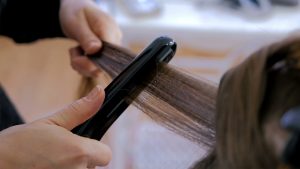Dieser Fehler mit dem Glätteisen macht deine Haare dauerhaft kaputt