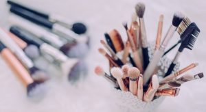 So reinigst du deine Make-up-Pinsel richtig