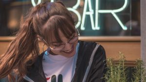5 schnelle Frisuren bei fettigem Haaransatz und wenig Volumen